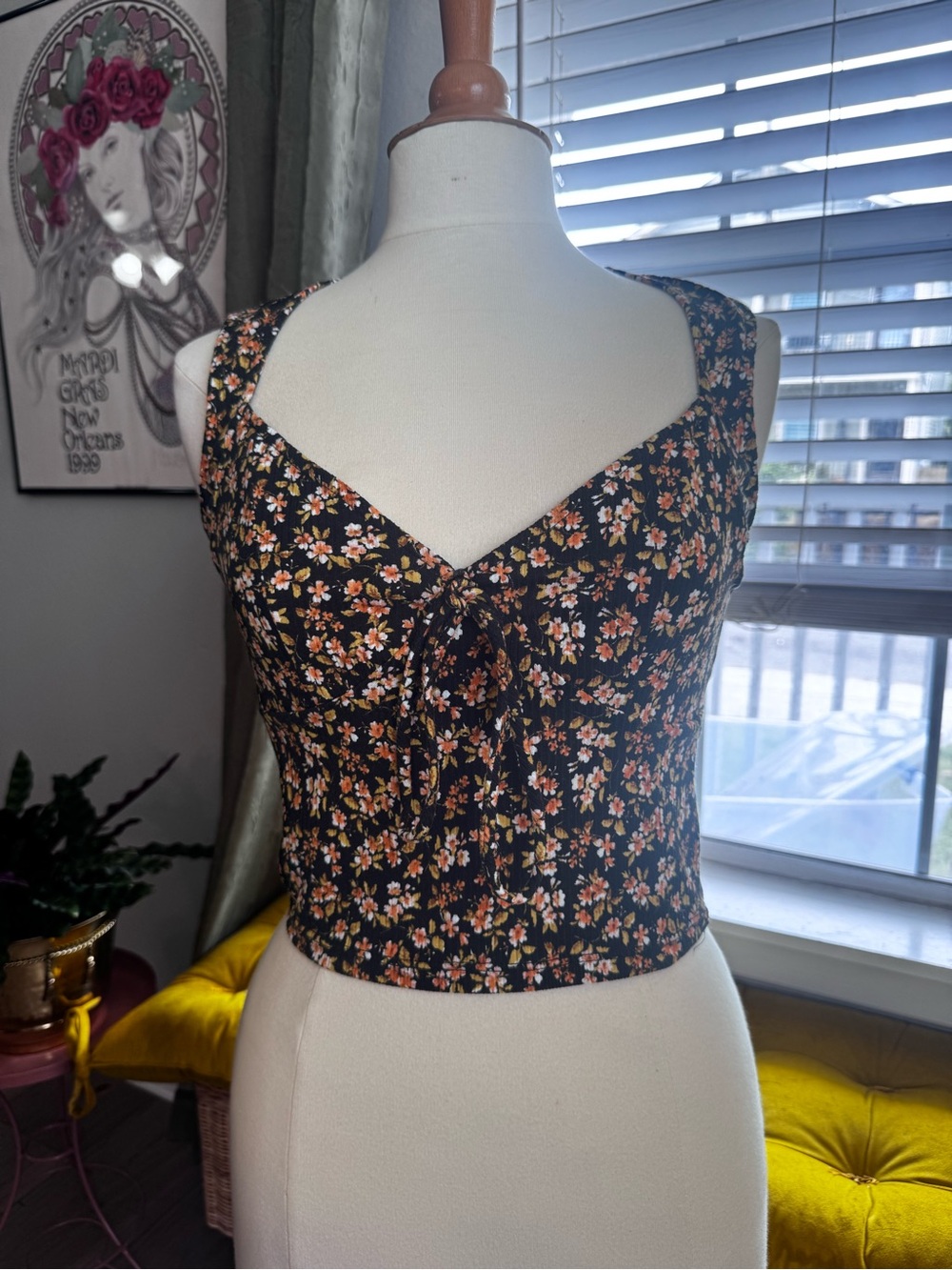 Good Luck Gem  Floral Tie-Front Sleeveless Top size small